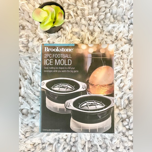 New with tags 2PC FOOTBALL ICE MOLD MAKES FOOTBALL SHAPED SLOW MELTING CUBES.🏈 - Picture 1 of 4